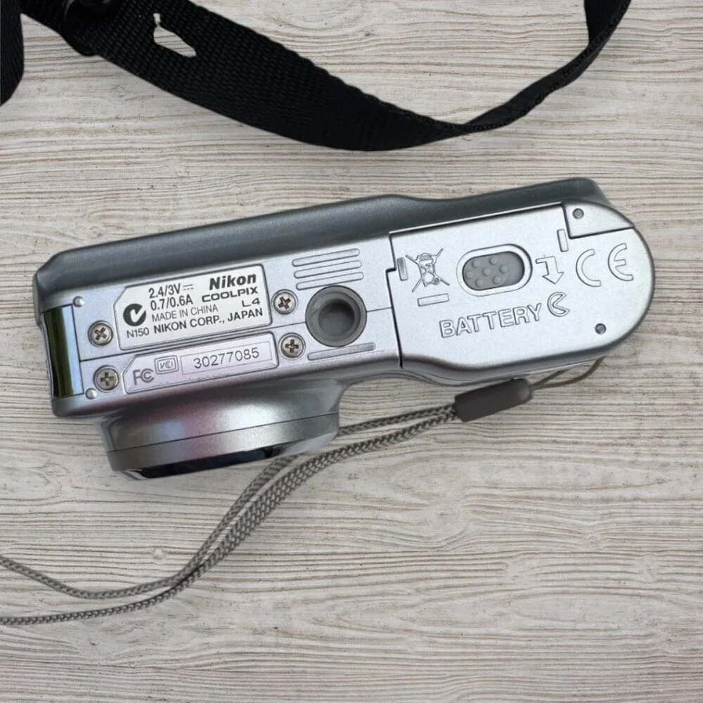 Nikon Coolpix L4 Compact Digital Camera *NOT WORKING* Original Box Case Cables++